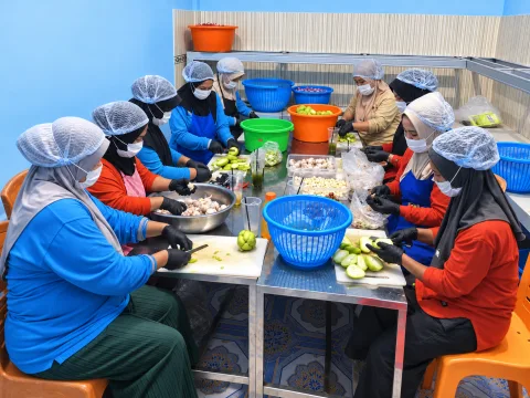 Persiapan bahan makanan bersama tim persiapan.