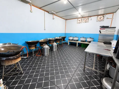Area memasak dan peralatan dapur.