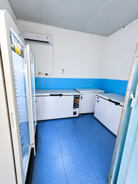 Fasilitas penyimpanan bahan makanan.
