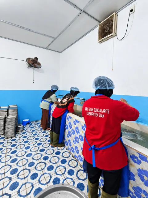 Pencucian wadah makan oleh tim pencucian wadah makanan atau ompreng.