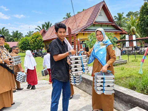 Pengantaran makanan kepada pihak sekolah.