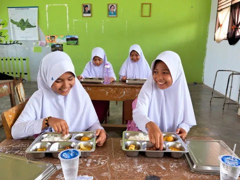 Kegiatan makan bersama di kelas.