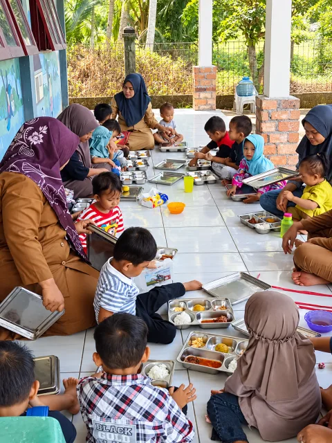 Pendampingan makan bersama anak-anak.