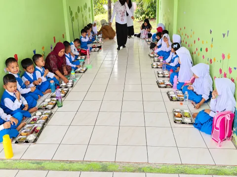 Kegiatan makan bersama dengan pendamping.