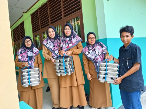 Serah terima makanan di sekolah.